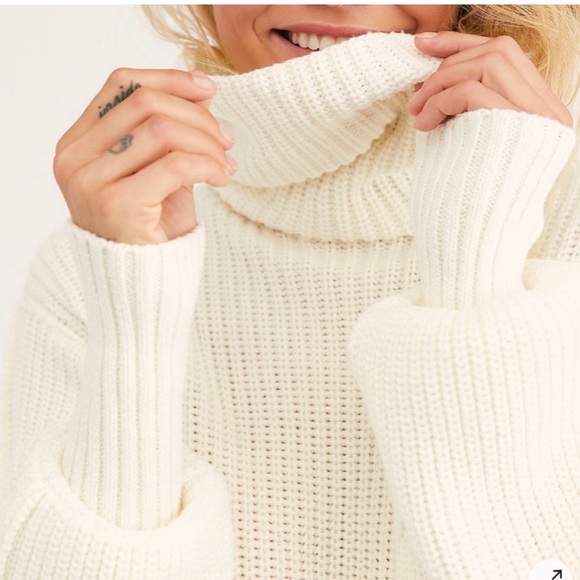 FREE PEOPLE Cocoa Oversized Turtleneck Sweater in Ivory — XS - Picture 1 of 6